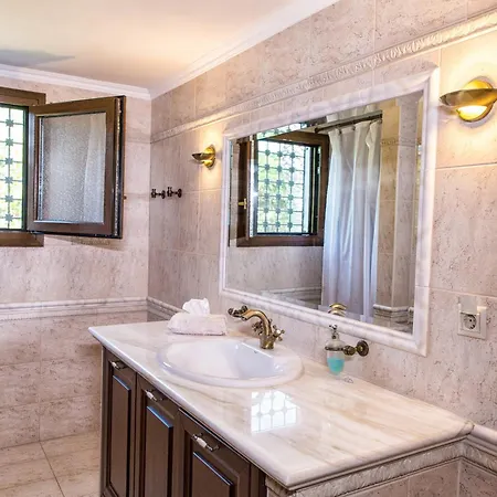 Luxurious Seafront In ペフコホリ